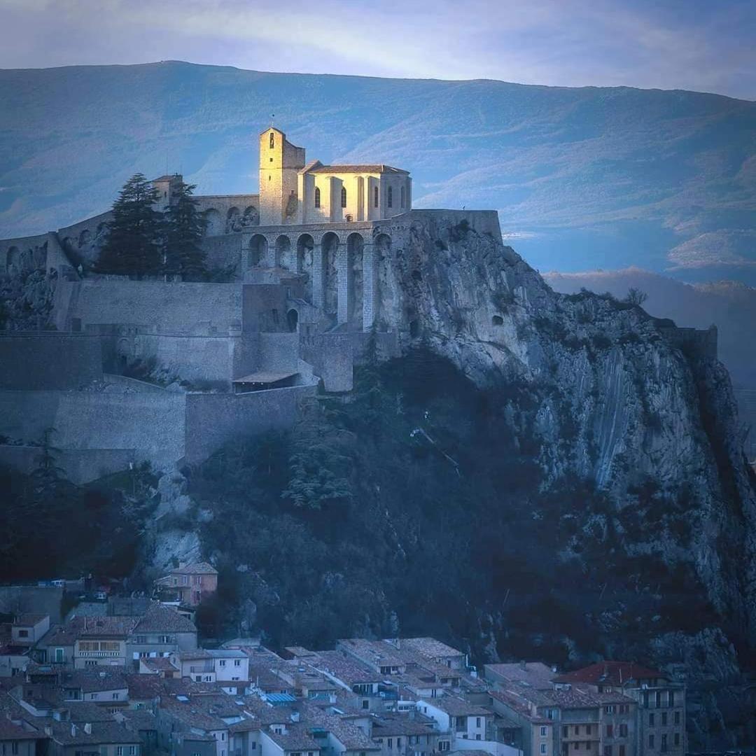 Etxe Laminak Bed & Breakfast Sisteron Exterior foto